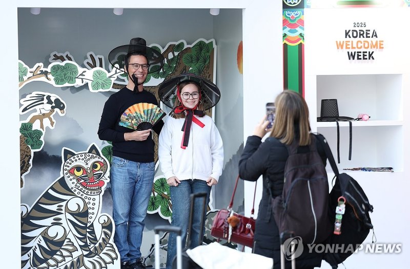 2025 APEC 정상회의 개최 기간 경주를 찾은 외국인 관광객들이 갓을 쓰고 기념촬영을 하고 있다. 사진=연합뉴스