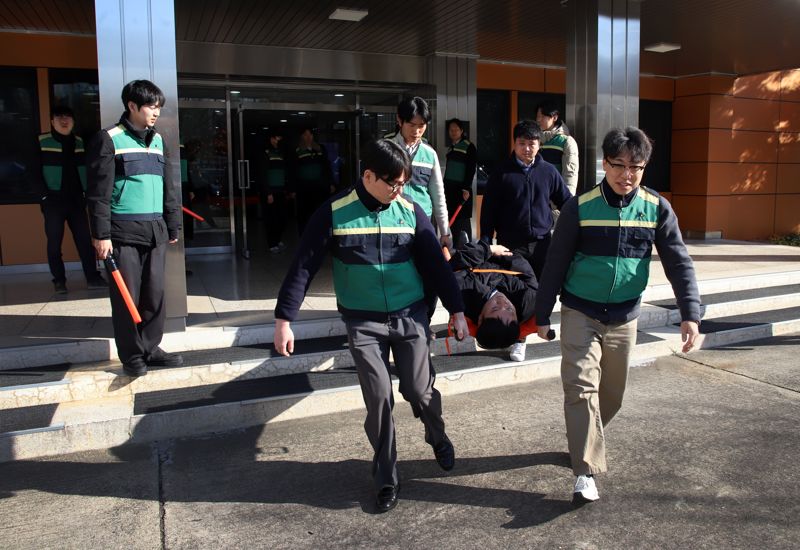 서울 중구 장충동에 본사를 둔 태광그룹 4개 계열사 <span id='_stock_code_003240' data-stockcode='003240'>태광산업</span>&middot;<span id='_stock_code_003830' data-stockcode='003830'>대한화섬</span>&middot;티시스&middot;티알엔 임직원들이 18일 환자 구조 훈련을 하는 모습. 태광그룹 제공