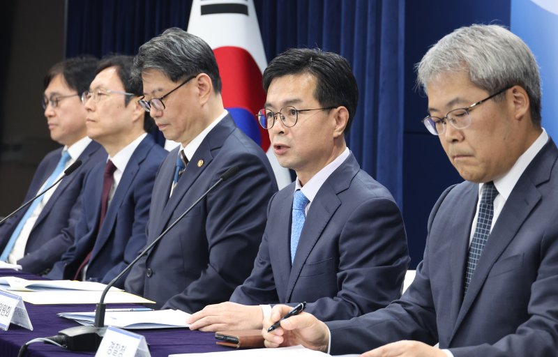 신진창 금융위원회 사무처장이 지난달 30일 오전 서울 종로구 정부서울청사에서 부동산 불법행위 대응 관계 부처 합동브리핑을 하고 있다. 뉴시스