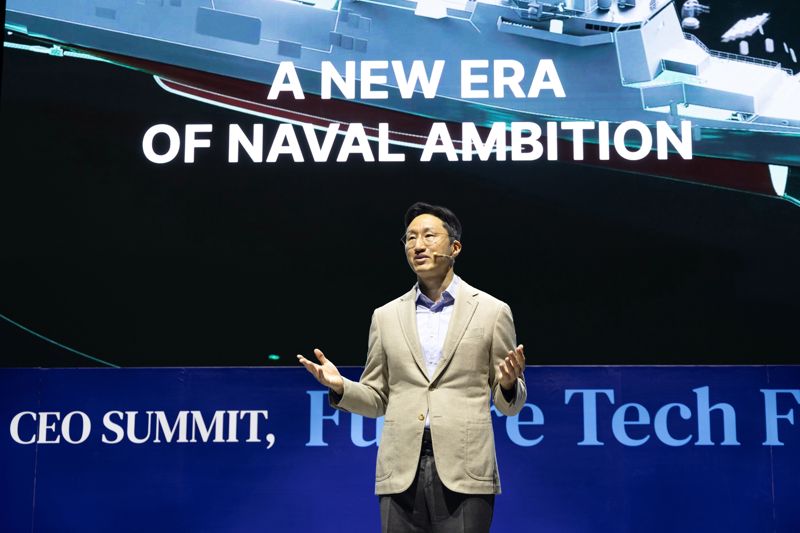 정기선 <span id='_stock_code_267250' data-stockcode='267250'>HD현대</span> 회장이 경주엑스포대공원 문화센터 문무홀에서 열린 APEC CEO 서밋 &#39;퓨처 테크 포럼: 조선&#39;에서 기조연설을 하고 있다. HD현대 제공