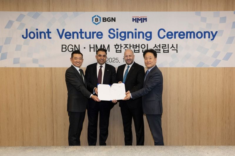 지난 5일 <span id='_stock_code_011200' data-stockcode='011200'>HMM</span> 여의도 사옥에서 개최된 합작법인 설립식에서 정준 HMM 벌크사업본부장(우측 첫번째)과 오잔 투르굿(Ozan Turgut) BGN 대표(우측 두번째)가 포즈를 취하고 있다. HMM 제공