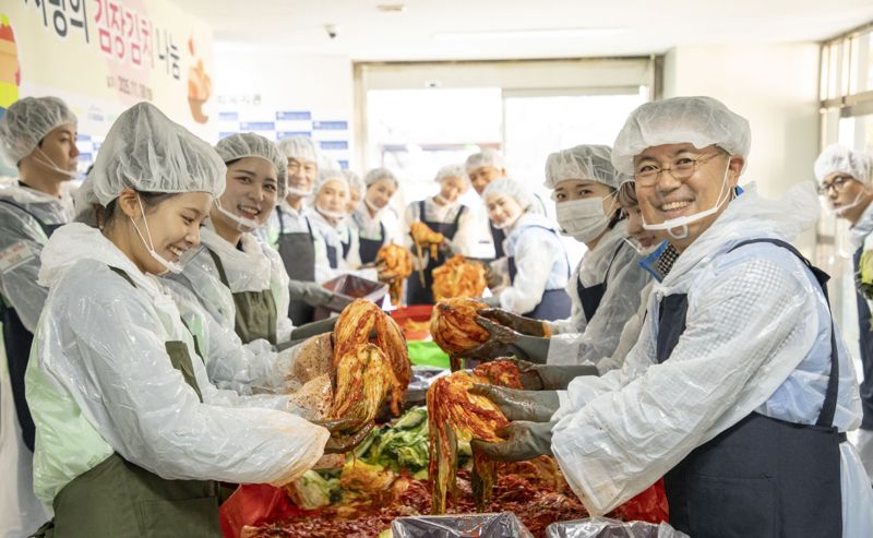진에어·에어부산·에어서울 임직원들이 지난 18일 서울 강서구 등촌9종합사회복지관에서 김장 나눔 봉사를 펼치고 있다. 진에어 제공