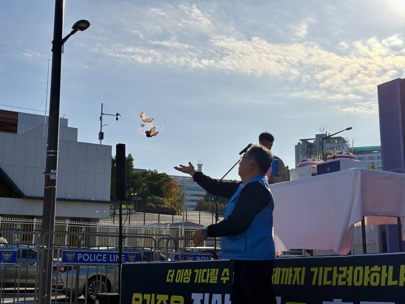 1일 오후 서울 용산구 전쟁기념관 앞에서 12.29 무안공항 <span id='_stock_code_089590' data-stockcode='089590'>제주항공</span> 여객기 참사 유가족 협의회가 희생자 중 생일이 있었던 이들을 축하하고 이름을 적은 한지를 태우고 있다. 뉴시스 제공