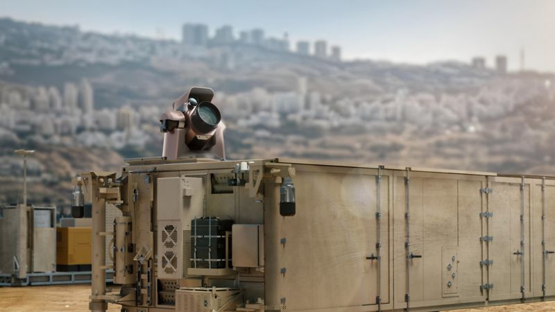 이스라엘 국경 지대에 배치돼 시범 사용 중인 고성능 레이저 요격 시스템인 아이언빔. 기존 시스템의 사거리보다 5배 이상 먼 10㎞ 거리에서도 바늘 구멍처럼 작은 면적에 빛을 집중 시켜 로켓이나 미사일, 드론 등의 목표물을 요격할 수 있다. 아이언돔을 개발자인 이스라엘 국영방위산업기업 라파엘이 개발했다.  이스라엘국방부 제공 