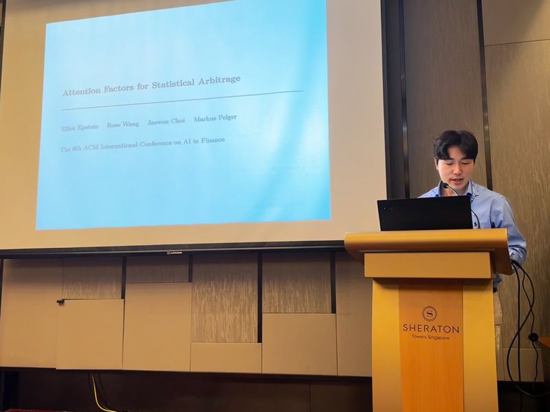 한화생명 AI연구소 관계자가 ICAIF 2025에서 연구 성과를 발표하고 있다.&#x2F;사진&#x3D;파이낸셜뉴스 사진DB