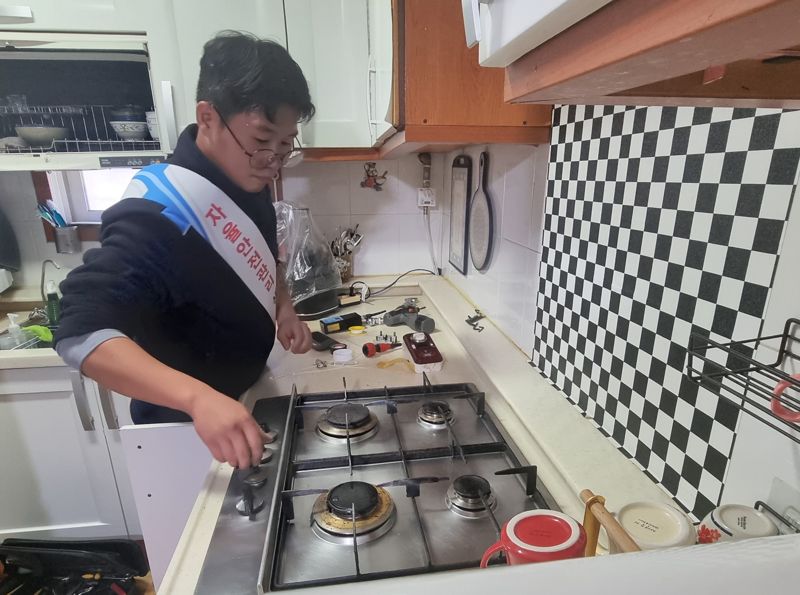 <span id='_stock_code_004690' data-stockcode='004690'>삼천리</span> 직원이  취약계층 가구를 방문해 가스타이머콕을 설치하고 있다. 삼천리제공