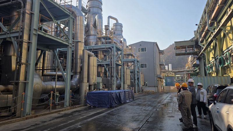 강원 영월군청 전략산업팀 관계자들이 ZLD 시스템 앞에서 석포제련소 관계자로부터 설명을 듣고 있다. <span id='_stock_code_000670' data-stockcode='000670'>영풍</span>제공 