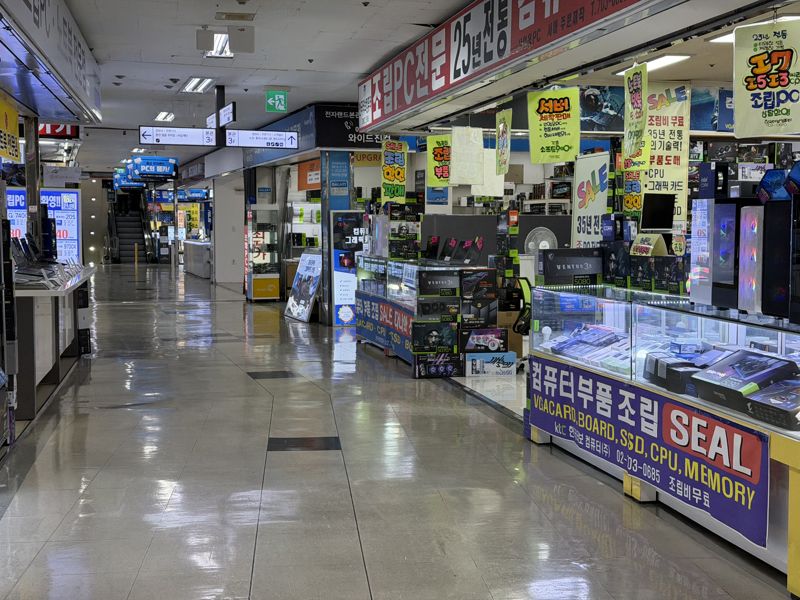 19일 찾은 서울 용산 전자상가에는 데스크톱용 더블데이터레이트5(DDR5) 품귀 현상이 이어지며 한산한 분위기다. 사진&#x3D;정원일 기자