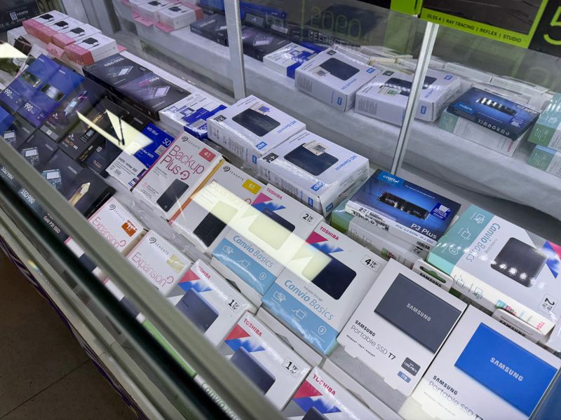 19일 찾은 서울 용산 전자상가에서 데스크톱용 더블데이터레이트5(DDR5)를 비롯해 솔리드스테이트드라이브(SSD) 등 메모리 제품이 판매되고 있다. 사진&#x3D;정원일 기자