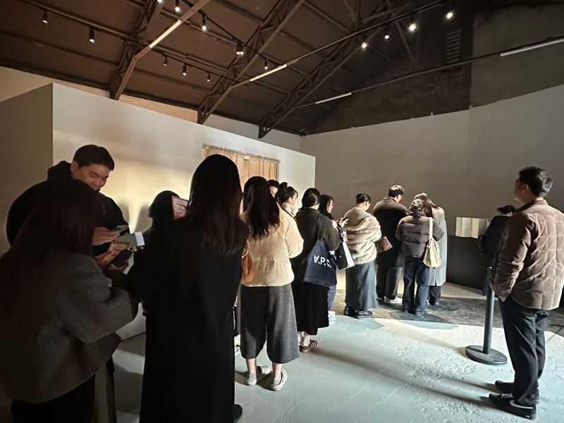 19일 서울 성수동에서 열린 W컨셉 팝업스토어 더블유클로젯 내부에 사람들이 줄을 서 있다. W컨셉 제공