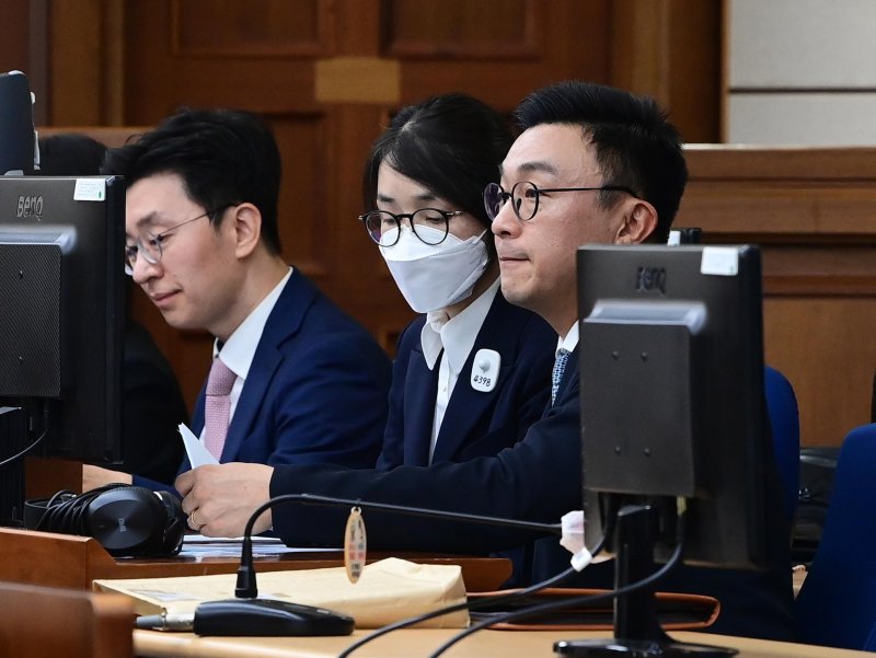 <span id='_stock_code_067990' data-stockcode='067990'>도이치모터스</span> 주가조작과 명태균 공천개입, 통일교 청탁·뇌물 수수 의혹 혐의 등으로 구속기소 된 김건희 여사가 지난 9월 24일 오후 서울 서초구 서울중앙지방법원에서 열린 첫 재판에 출석해 있다. 2025.11.19. /사진=뉴시스