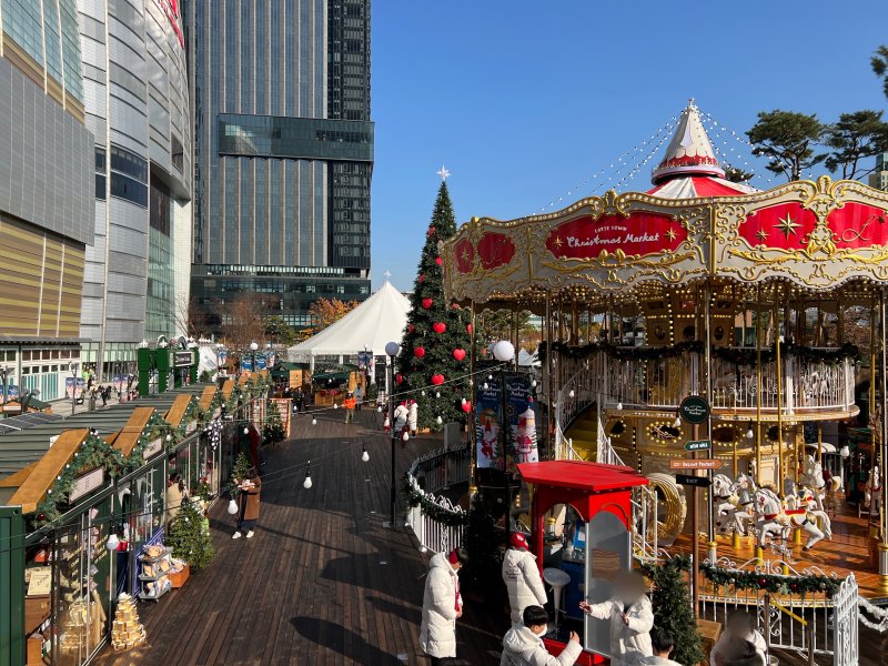 19일 오후 서울 잠실 롯데월드타워 월드파크 잔디광장에서 &#39;롯데타운 크리스마스 마켓&#39; 프리오픈 행사가 진행되고 있다. 사진&#x3D;김현지 기자