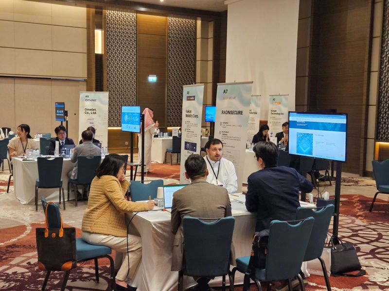 지난 19일(현지시간) 사우디아라비아 리야드에서 열린 ‘한-사우디 AI·시티·에너지 로드쇼’의 1:1 비즈니스 상담회에서 참가 기업들이 현지 기관 및 기업들과 수출 상담을 진행하고 있다. 코트라 제공.