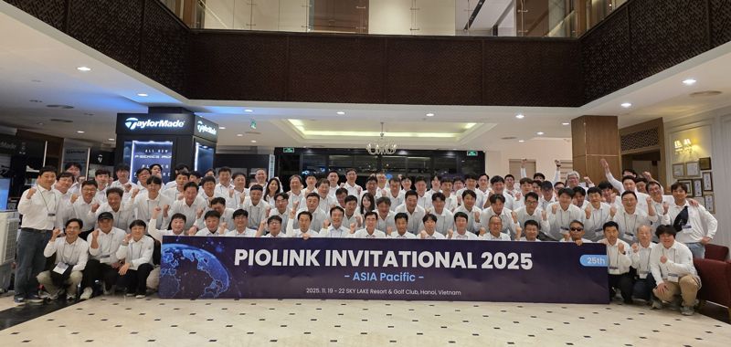 <span id='_stock_code_170790' data-stockcode='170790'>파이오링크</span> 임직원들이 지난 19일 베트남 하노이에서 &#39;파이오링크 인비테이셔널 2025&#39;를 열고 기념 촬영을 하고 있다. 파이오링크 제공