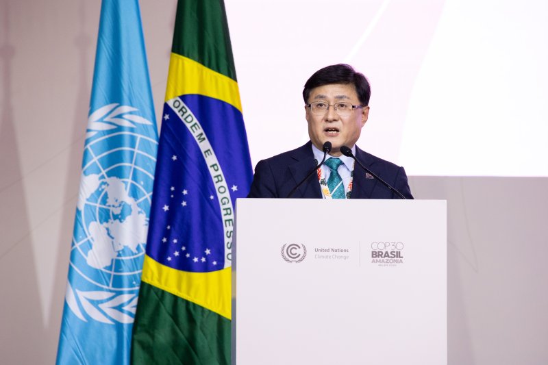 김성환 기후에너지환경부 장관이 17일(현지시간) 브라질 벨렝에서 열린 제30차 유엔기후변화협약당사국총회(COP30)에서 2035 NDC 목표를 설명하고 있다. 우리 정부는 국제 석탄발전 폐지 연대체인 탈석탄동맹(PPCA) 가입도 공식 선언했다. 연합뉴스