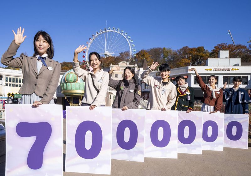 에버랜드 홍보 모델들이 '솜사탕' 멤버십 회원 700만명 돌파 관련 기념 사진을 찍고 있다. 에버랜드 제공