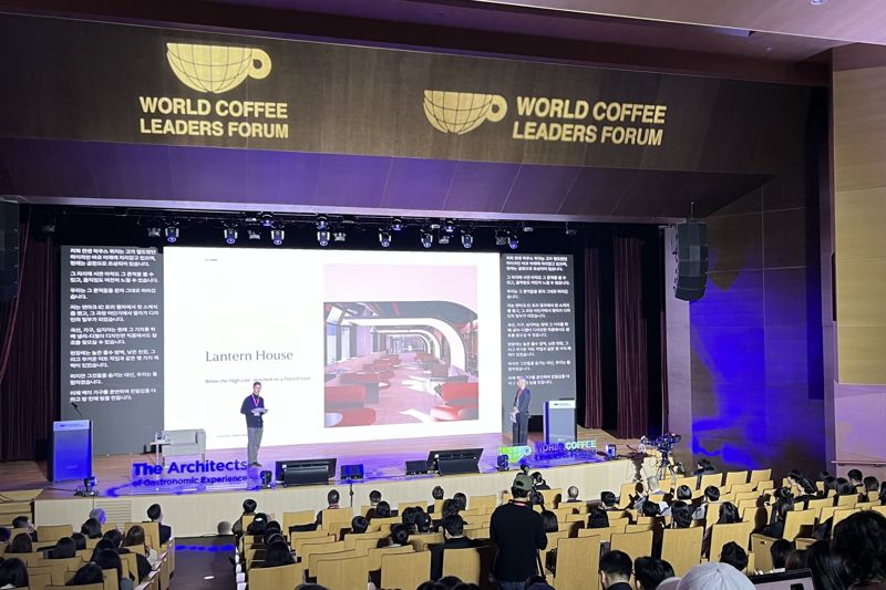 지난 19일부터 삼성동 코엑스에서 진행 중인 월드커피리더스포럼 2025에서 <span id='_stock_code_300080' data-stockcode='300080'>플리토</span> 라이브 트랜스레이션이 도입돼 글로벌 연사와 청중의 소통을 지원하고 있다. 플리토 제공