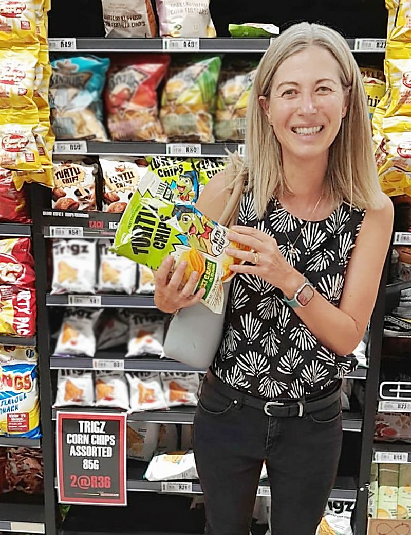 남아프리카공화국 케이프타운 SPAR 매장에서 모델이 <span id='_stock_code_271560' data-stockcode='271560'>오리온</span> 꼬북칩을 소개하고 있다. 오리온 제공 