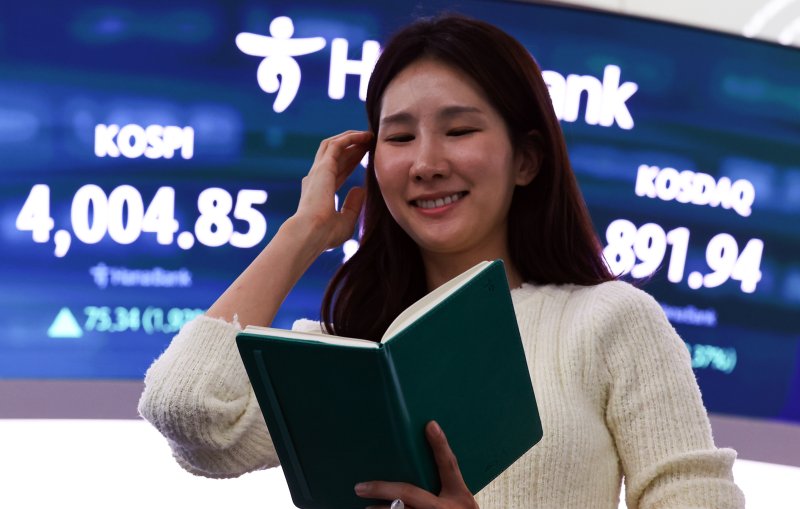 20일 서울 중구 하나은행 딜링룸에 종가가 보이고 있다. &#x2F;사진&#x3D;뉴시스