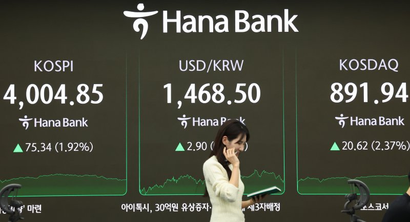 20일 오후 서울 중구 하나은행 본점 딜링룸 현황판에 코스피 지수가 표시돼 있다. 이날 코스피는 엔비디아의 호실적에 힘입어 4,000선을 재탈환했다. 사진=연합뉴스
