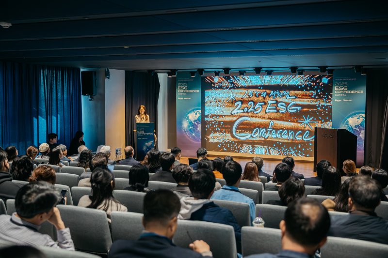 재단법인 기빙플러스가 사회복지법인 밀알복지재단과 함께 지난 12일 서울 강남 파르나스타워에서 &#39;2025 ESG 컨퍼런스&#39;를 진행하고 있다. 기빙플러스 제공