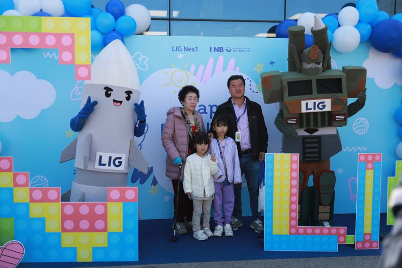<span id='_stock_code_079550' data-stockcode='079550'>LIG넥스원</span>이 지난 10월 구미하우스에서 개최한 패밀리데이에 참석한 임직원 가족들이 기념촬영을 하고 있다. LIG넥스원 제공