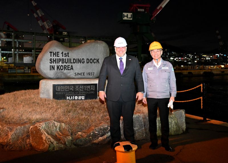 최근 <span id='_stock_code_097230' data-stockcode='097230'>HJ중공업</span>을 방문한 알렉스 크루츠(Alex Krutz) 미 상무부 부차관보(왼쪽)와 HJ중공업 유상철 대표. 