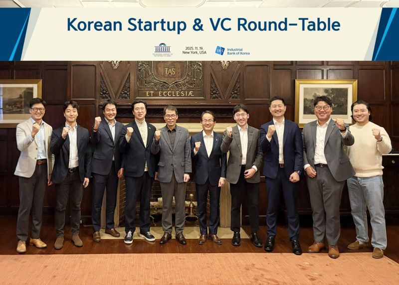 지난 19일(현지시간) 미국 뉴욕 하버드클럽에서 (왼쪽부터) 김대용 김씨마켓(Kim’C Market) 대표, 에디 리 화이트스타캐피탈(White Star Capital) 파트너, 이성환 <span id='_stock_code_289080' data-stockcode='289080'>SV인베스트먼트</span> 미국법인 이사, 강민국 국민의힘 의원, 김성태 은행장, 강준현 더불어민주당 의원, 우성훈 아모지(Amogy) 대표, 유정석 법무법인 폴리호그(Foley Hoag LLP) 파트너 변호사 등이 기념 촬영을 하는 모습. <span id='_stock_code_024110' data-stockcode='024110'>기업은행</span> 제공