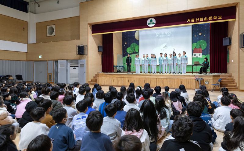 <span id='_stock_code_021240' data-stockcode='021240'>코웨이</span> 물빛소리 합창단이 지난 19일 서울 중랑구 신현초등학교에서 공연을 진행하고 있다. 코웨이 제공