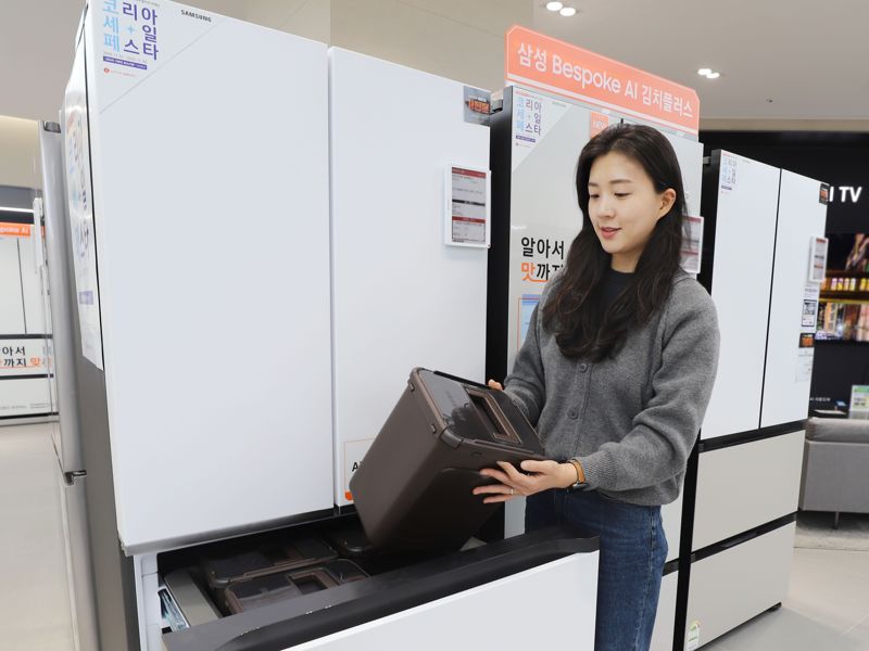 롯데하이마트 모델이 김치냉장고 할인 혜택이 제공되는 상품을 구경하고 있다. 롯데하이마트 제공