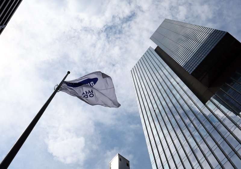 삼성전자 서초사옥의 깃발이 바람에 휘날리고 있다. 사진=뉴시스