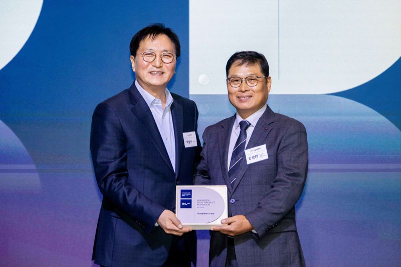 지난 17일 서울 영등포구 여의도 글래드 호텔에서 열린 <span id='_stock_code_375500' data-stockcode='375500'>DL이앤씨</span> '한숲 파트너스 데이'에서 박상신 대표이사(왼쪽)과 조왕래 태일씨앤티 소장이 기념촬영을 하고 있다. DL이앤씨 제공