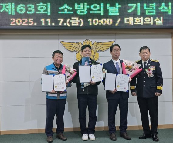 김경필 <span id='_stock_code_038500' data-stockcode='038500'>삼표시멘트</span> 삼척공장 상무(왼쪽 첫번째)가 지난 7일 강원특별자치도지사 표창을 받은 뒤 기념 촬영을 하고 있다. 삼표그룹 제공