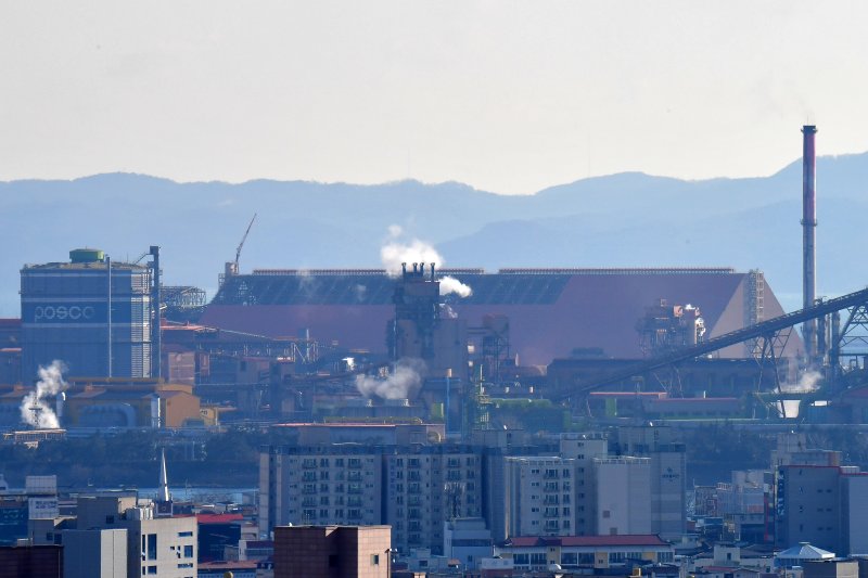 포스코 포항제철소 인근 전경. 뉴스1