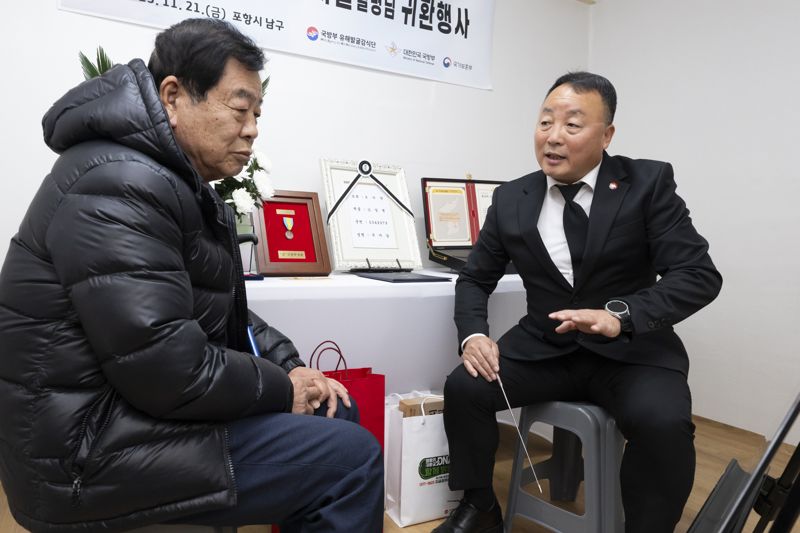 국유단장 직무대리 조해학 중령(육군)은 고 구자길 일병의 유가족인 남동생 구자천(왼쪽)에게 고고인의 참전 과정과 유해발굴 경과 등을 설명하고 있다. 국방부 제공