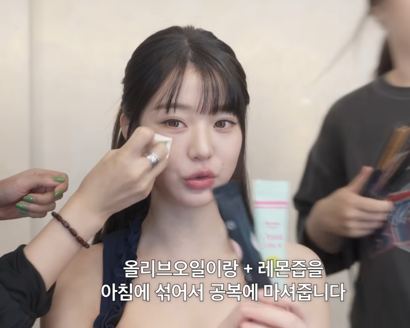 올레샷 소개하고 있는 장원영 모습. 유튜브 강밍경 화면 갈무리