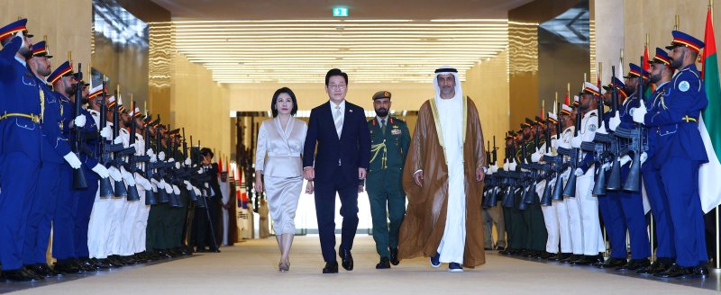 아랍에미리트(UAE) 국빈 방문 일정을 마친 이재명 대통령과 김혜경 여사가 19일(현지 시간) 아부다비 왕립공항에서 이집트 카이로로 출발하기 위해 공군 1호기로 향하고 있다. 뉴시스