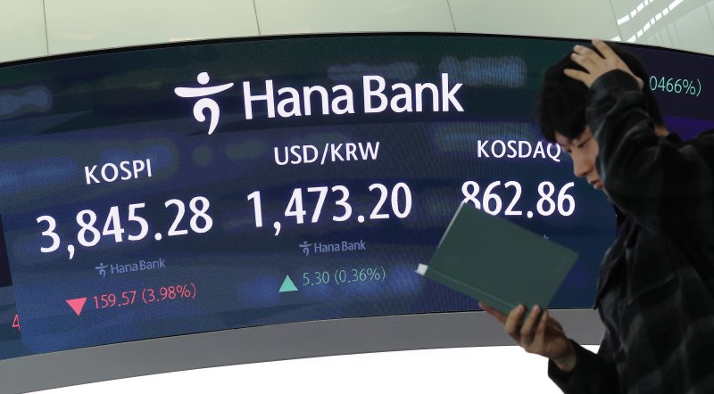 코스피가 하락 출발해 3900대로 밀려난 지난 21일 서울 중구 하나은행 본점 딜링룸 현황판에 코스피 지수가 표시돼 있다. 사진=연합뉴스