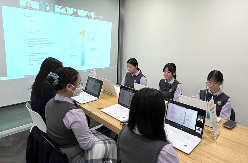 특성화고 학생들이 온라인으로 금융 멘토링에 참여하고 있다.