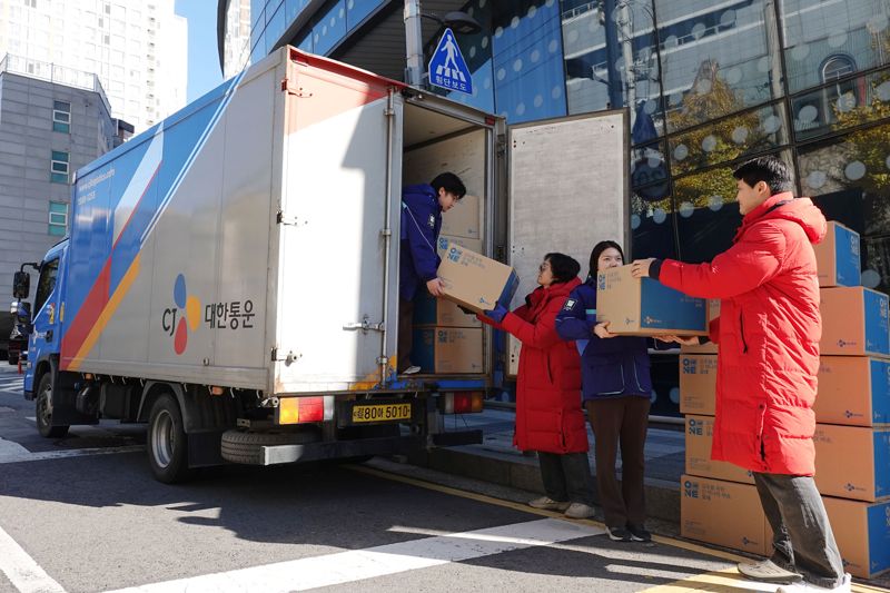 서울 서대문구 충정로 구세군 대한본영에서 <span id='_stock_code_000120' data-stockcode='000120'>CJ대한통운</span>과 구세군 직원들이 자선모금 물품이 담긴 택배상자들을 주고받고 있다. CJ대한통운 제공