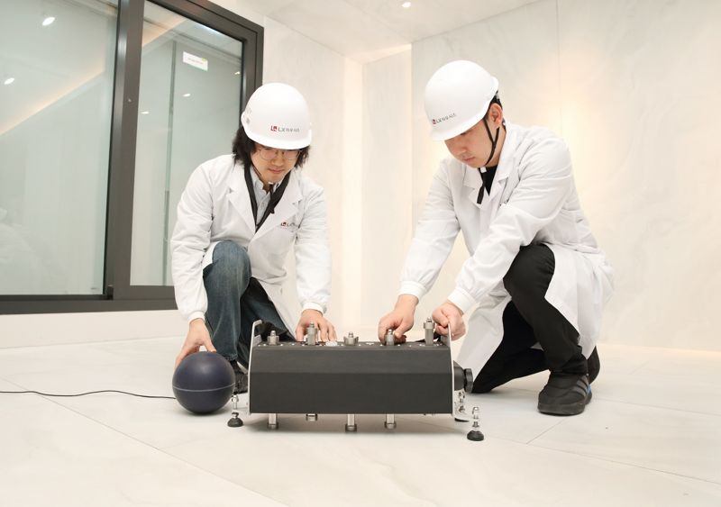 <span id='_stock_code_108670' data-stockcode='108670'>LX하우시스</span> 연구원들이 바닥충격음 테스트를 진행하고 있다. LX하우시스 제공