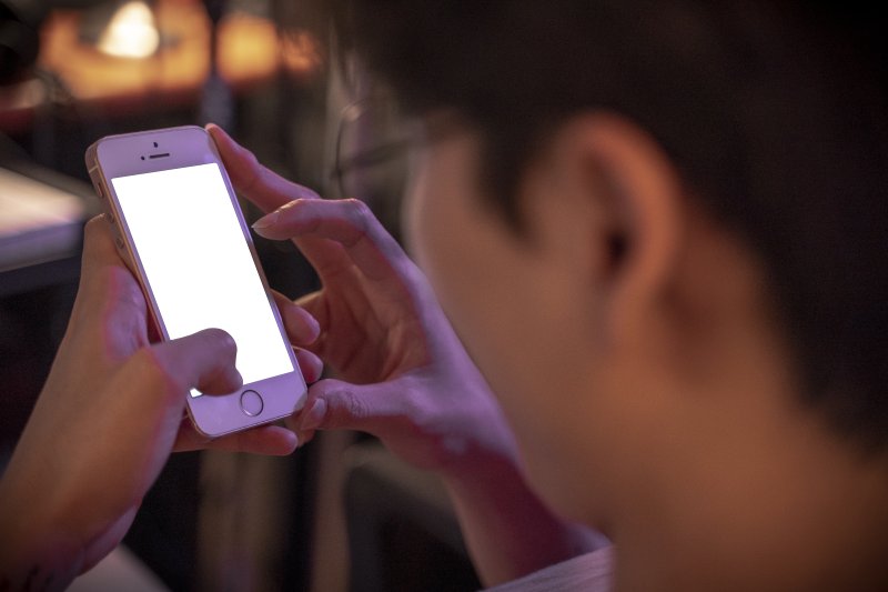 스마트폰을 사용 중인 청소년.뉴시스