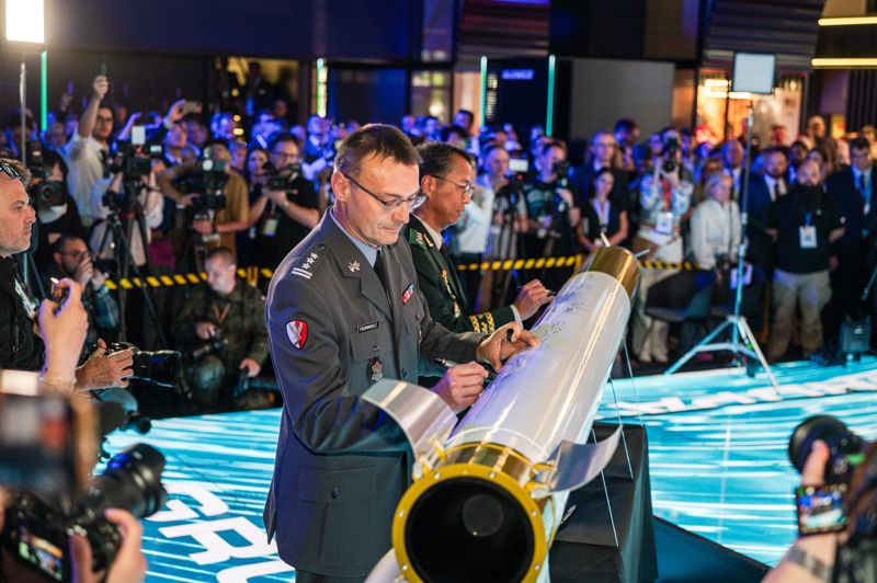 폴란드 키엘체 국제 방위산업 전시회(MSPO 2025)에서 지난 9월 열린 &#39;천무 유도탄 생산을 위한 현지 합작법인 계약식&#39;에서 한국과 폴란드 양국 정부·군·업계 관계자들이 성공적인 방산협력을 축하하며 천무 모형탄에 서명하고 있다. <span id='_stock_code_012450' data-stockcode='012450'>한화에어로스페이스</span> 제공