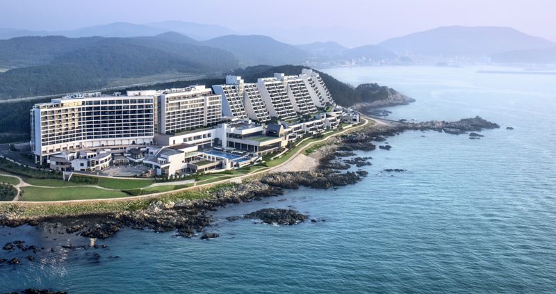 부산 기장군 오시리아관광단지 해변가에 위치한 <span id='_stock_code_025980' data-stockcode='025980'>아난티</span> 전경. 아난티 제공