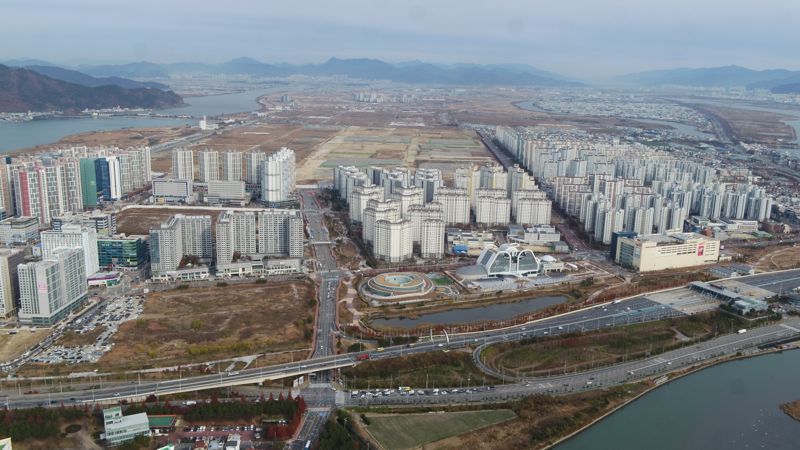 바이오&middot;교육&middot;의료를 품은 명품국제신도시로 급부상하고 있는 부산진해경제자유구역 명지국제신도시. 부산진해경제자유구역청 제공