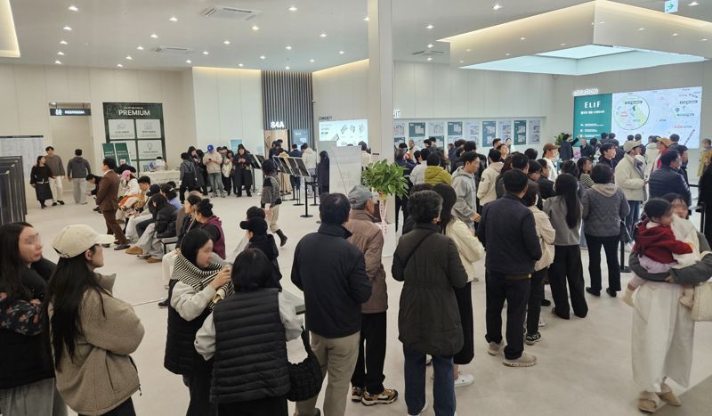 예비 청약자들이 엘리프 세종 스마트시티 견본주택을 둘러보고 있다. 계룡건설 컨소시엄 제공