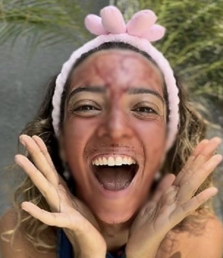            자신의 생리혈을 얼굴 팩으로 활용하는 사라 솔. 출처&#x3D; SNS, 데일리메일