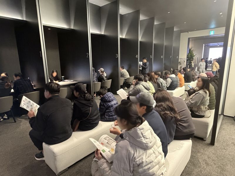 의왕시청 <span id='_stock_code_034730' data-stockcode='034730'>SK</span> 아이파크 견본주택을 찾은 방문객들이 상담 순서를 기다리고 있다. SK에코플랜트&middot;<span id='_stock_code_294870' data-stockcode='294870'>HDC현대산업개발</span> 제공