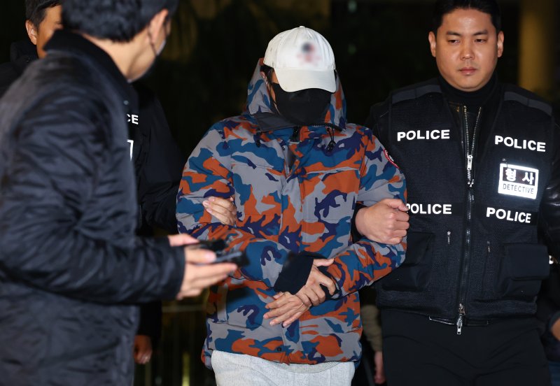 압수수색을 받던 중 도주했던 <span id='_stock_code_067990' data-stockcode='067990'>도이치모터스</span> 주가조작 사건과 관련해 제3의 주포로 지목된 이 모씨가 지난 20일 서울 종로구 김건희 특검팀(특별검사 민중기)사무실로 압송되고 있다. 김건희 특검은 그간 도주 중이었던 김건희 여사의 도이치모터스 주가조작 사건 관계인인 이씨를 추적하다 이날 체포했다. 사진=뉴시스