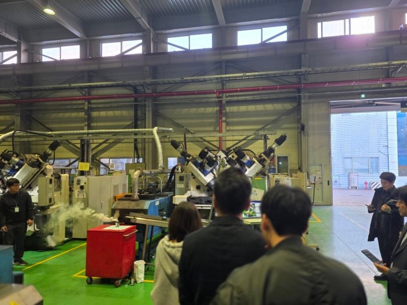 POSTECH(포항공과대학교) 인공지능연구원(왼쪽 첫번째)이 지난 14일 대구정밀 제조 현장에서 화재를 감지하는 AI 기반 산업안전플랫폼 실증 시연을 하고 있다. POSTECH 제공